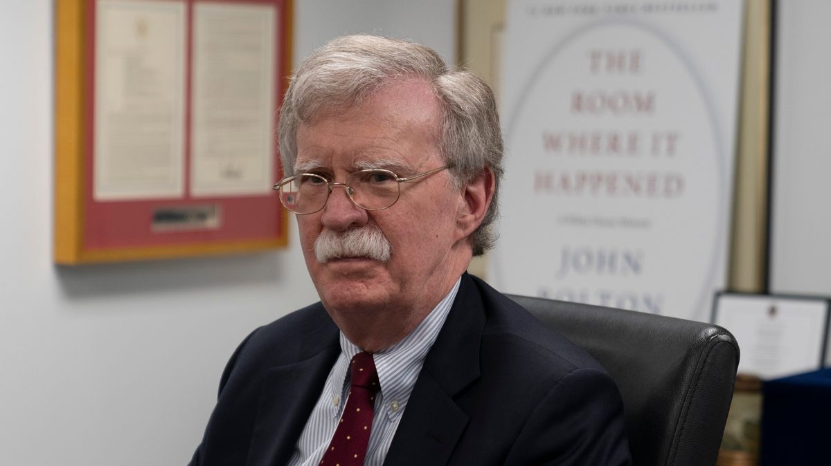 Boltonovou knihou o Trumpovi se začalo zabývat ministerstvo spravedlnosti